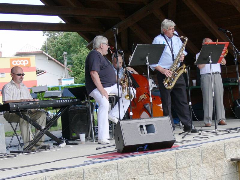 Ze setkání dechových hudeb v Bystřici: Evergreen Dixieland Band.