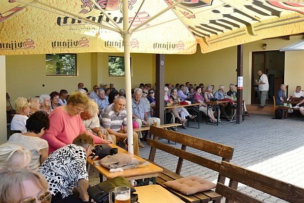 Na Samšině v neděli opět zahrála dechovka.