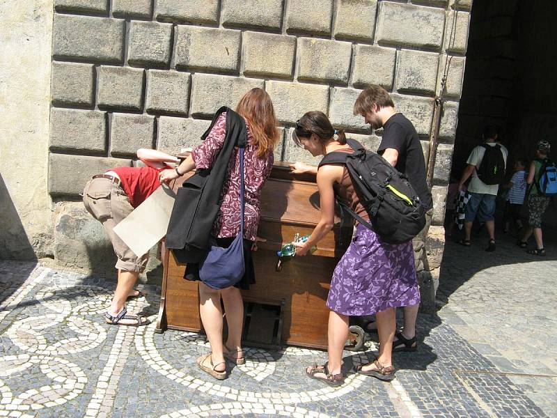 Harmonium v centru Jičína.