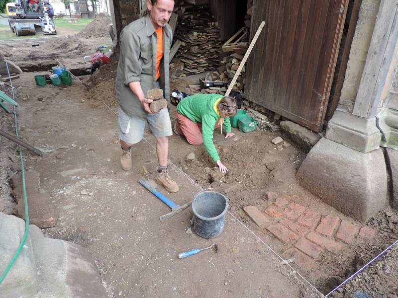 V areálu Valdštejnské lodžie byl prováděn archeologický průzkum.