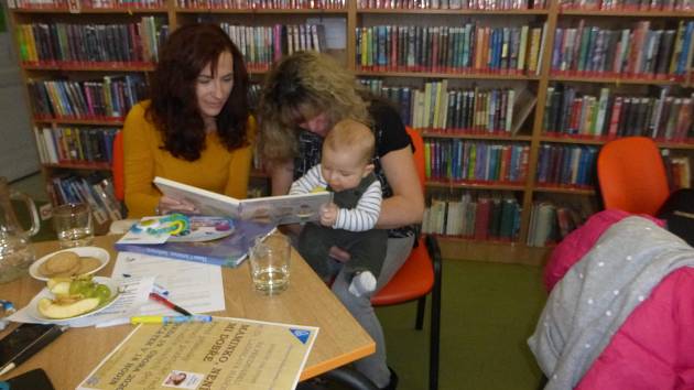 Do jičínské knihovny mohou děti dříve, než se naučí mluvit.