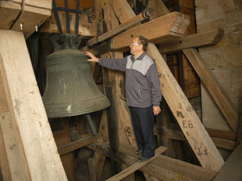 Farář František Kocman se starými libuňskými zvony.