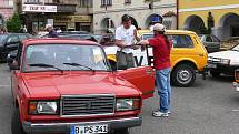 Ze srazu automobilů Lada, zastávka na soboteckém náměstí.