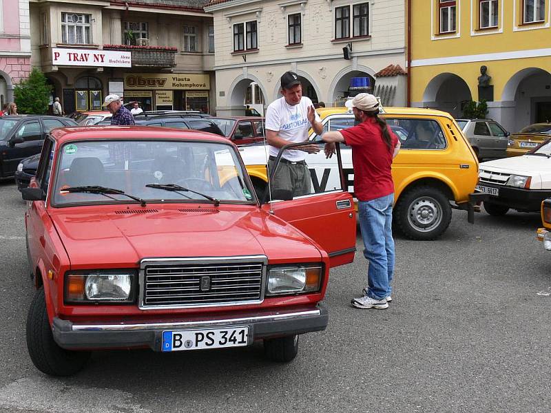 Ze srazu automobilů Lada, zastávka na soboteckém náměstí.