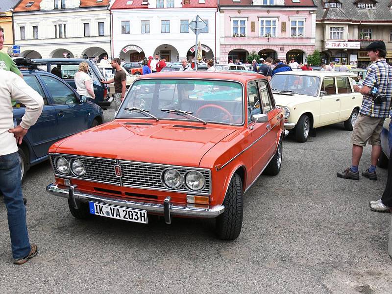 Ze srazu automobilů Lada, zastávka na soboteckém náměstí.