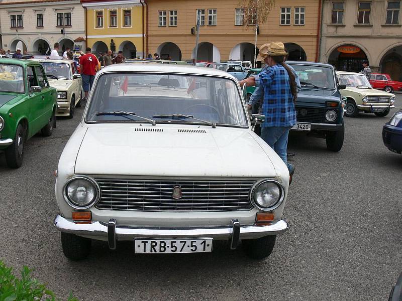 Ze srazu automobilů Lada, zastávka na soboteckém náměstí.