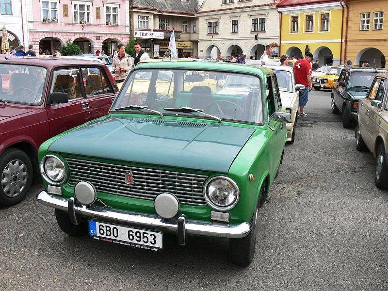 Ze srazu automobilů Lada, zastávka na soboteckém náměstí.