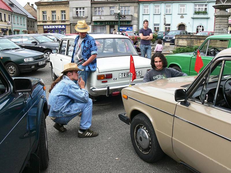 Ze srazu automobilů Lada, zastávka na soboteckém náměstí.