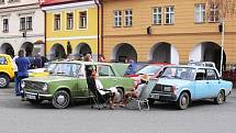 Ze srazu automobilů Lada, zastávka na soboteckém náměstí.