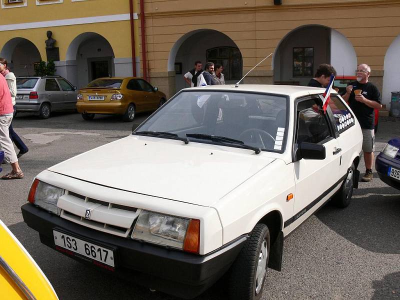 Ze srazu automobilů Lada, zastávka na soboteckém náměstí.