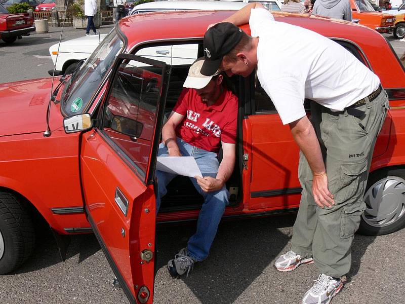 Ze srazu automobilů Lada, zastávka na soboteckém náměstí.