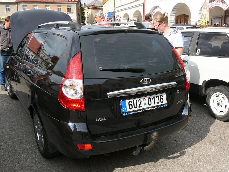 Ze srazu automobilů Lada, zastávka na soboteckém náměstí.