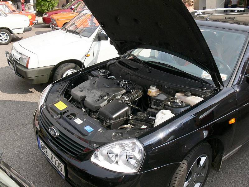 Ze srazu automobilů Lada, zastávka na soboteckém náměstí.