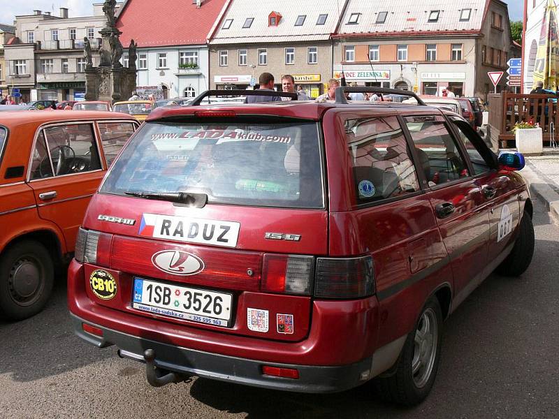 Ze srazu automobilů Lada, zastávka na soboteckém náměstí.