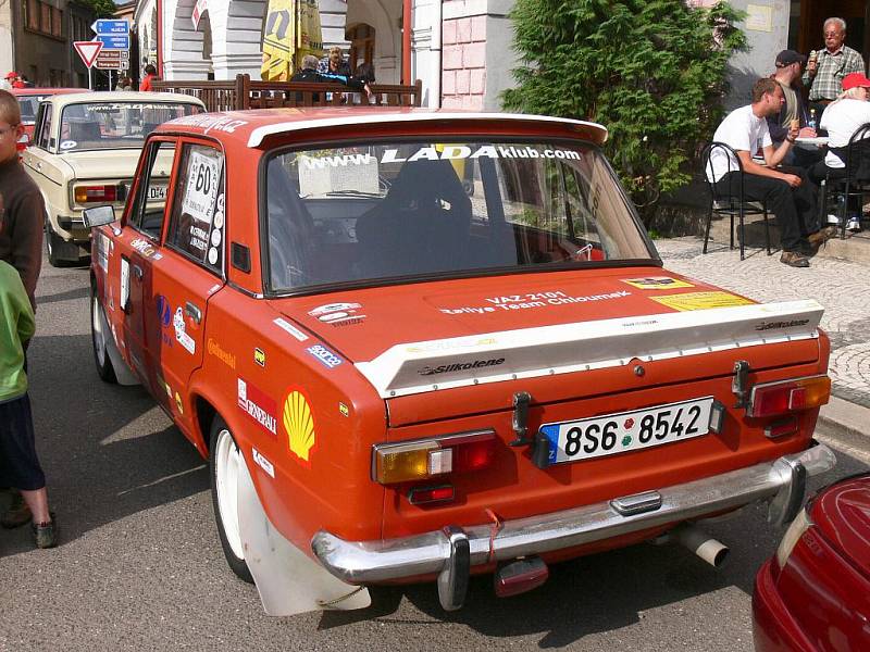 Ze srazu automobilů Lada, zastávka na soboteckém náměstí.