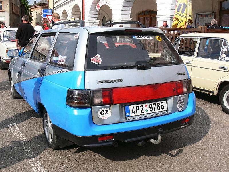 Ze srazu automobilů Lada, zastávka na soboteckém náměstí.