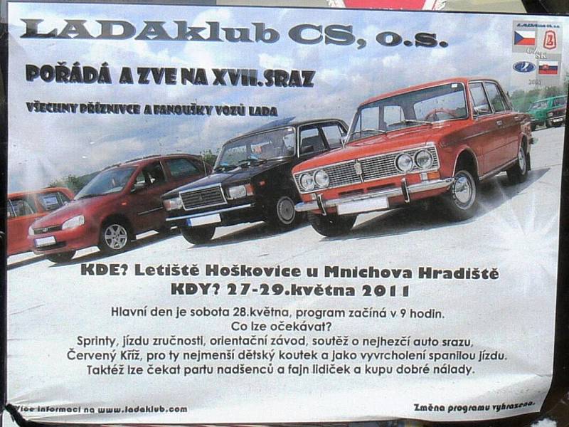 Ze srazu automobilů Lada, zastávka na soboteckém náměstí.