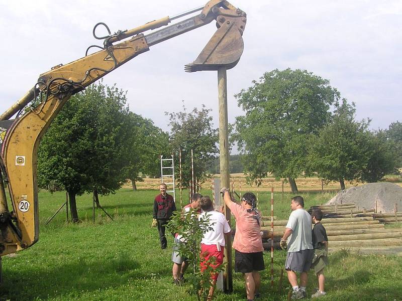 Práce na zahradě velišské Základní školy Bodláka a Pampelišky.