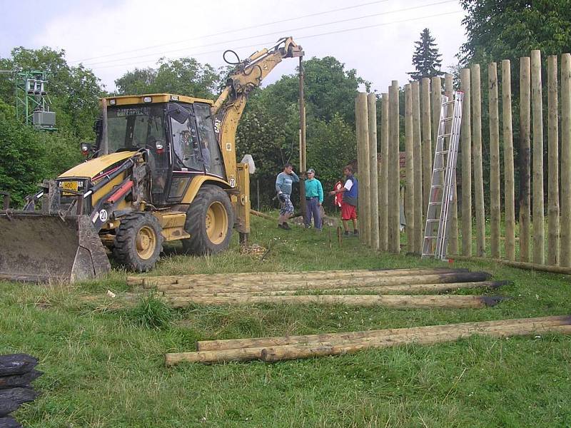 Práce na zahradě velišské Základní školy Bodláka a Pampelišky.