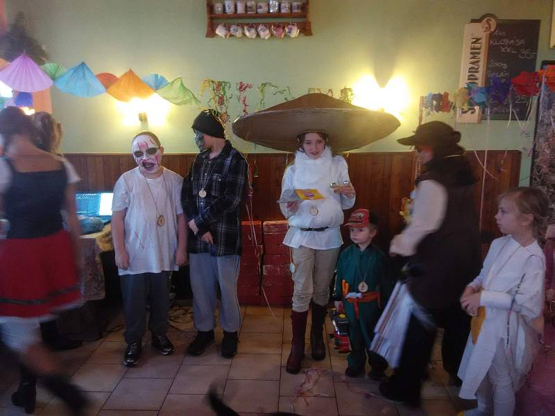 Dětský maškarní karneval v Bílsku u Hořic.