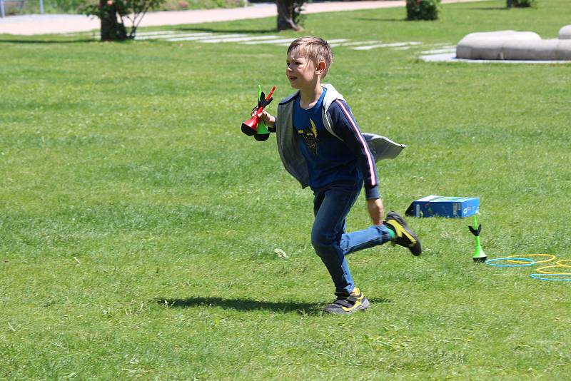 Pořadatelé z Posezení v Parku ve spolupráci s organizací SONS, Zábavné učení a BerBoty připravili na celý den aktivity a zábavu pro všechny děti a jejich rodiče.