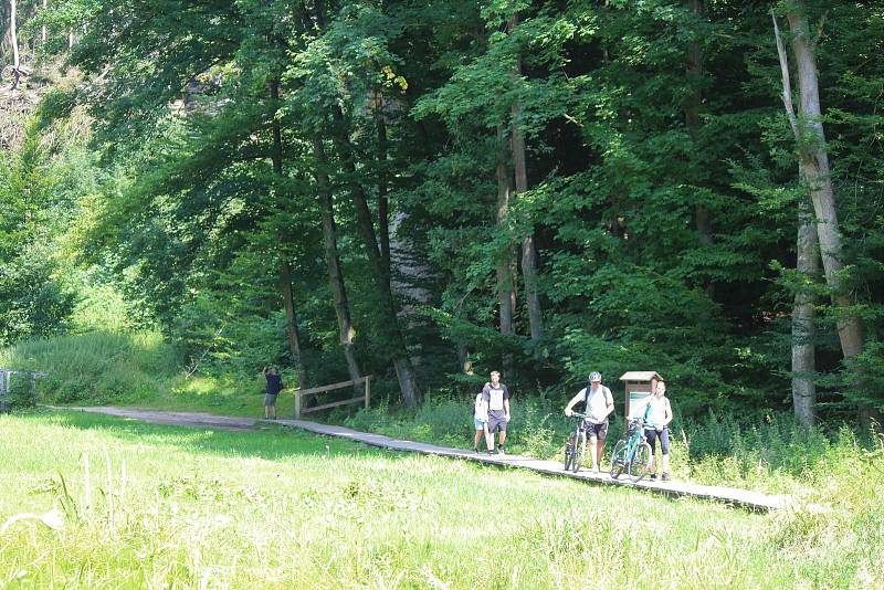 Ráj pro turisty a cyklisty. Kost a s ní spojené údolí Plakánek láká lidi na kolech i bez nich. Do údolí je kvůli bezpečnosti a ochraně přírody vjezd na kole zakázán.