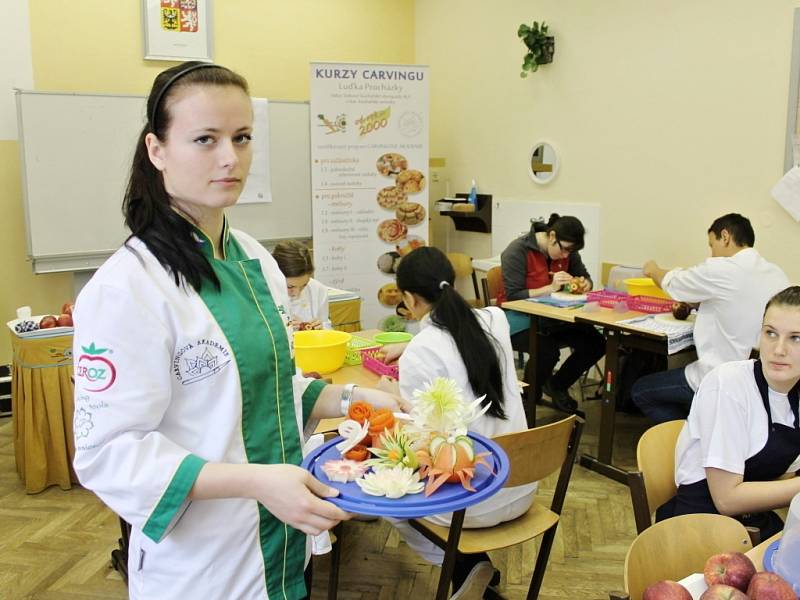 Ozdobné vyřezávání v novopacké Střední škole gastronomie a služeb.