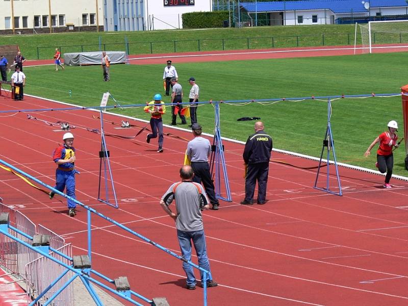 Z okresního kola požárního sportu v Jičíně.