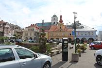 Náměstí Míru v Sobotce v současnosti slouží především jako chaotické parkoviště, situace je podle dopravních expertů neudržitelná.