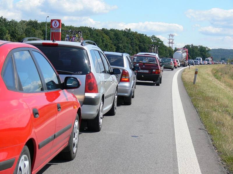 Kolona se šine krokem, mnohá auta mají problém s přehřátím motoru.