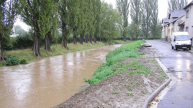 Rozvodněná Cidlina v Jičíně.