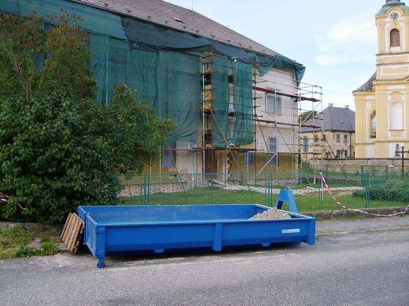 Práce na rekonstrukci ostruženské budovy úřadu a školky.