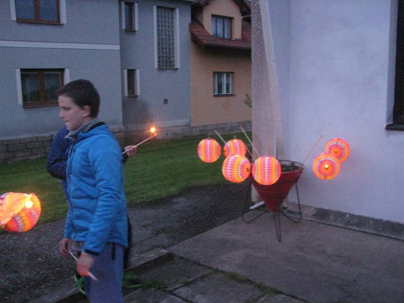 V Ostružně uspořádali již podruhé lampionový průvod.