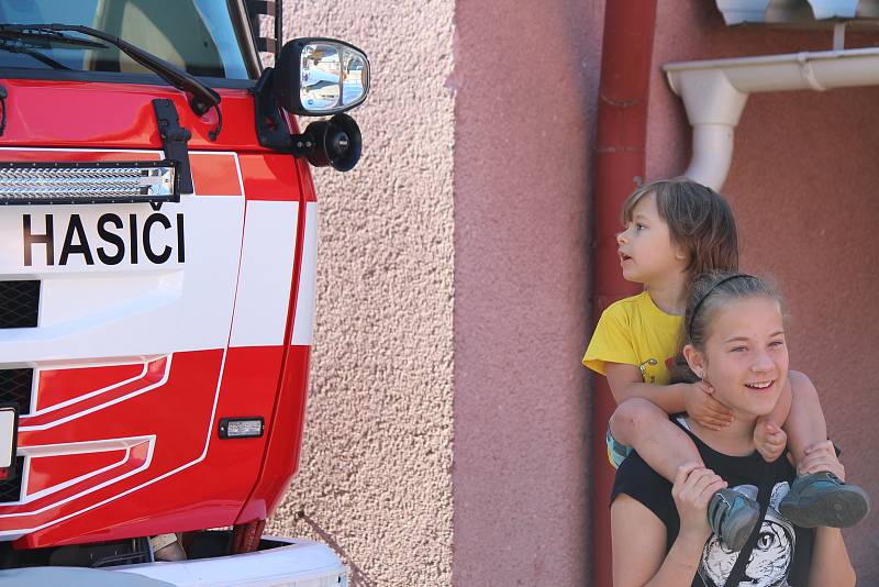 Holky a kluci se na návštěvu připravily, přinesli si hasičská trička, kšiltovky i hračky. "Všechno musí mít hasičské," smála se jedna s maminek.