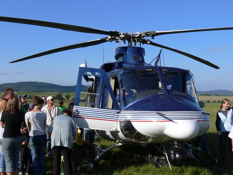 Policejní vrtulník při ukázce pro veřejnost.