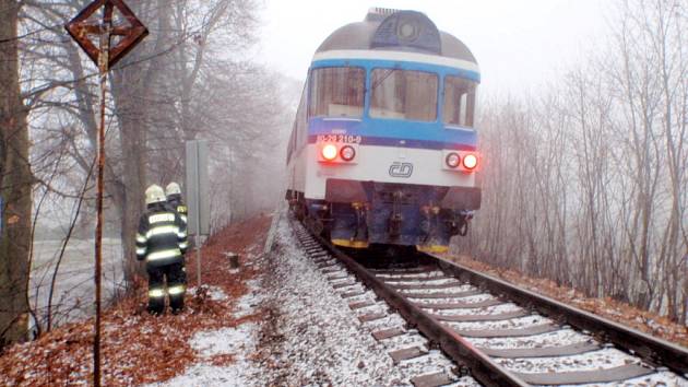 Střet vlaku s osobou v kolejišti v Nové Pace.