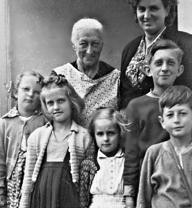 Prázdniny roku 1956 v Mlýnci. Teta Boženka s babičkou Marií, sestřenice, sestra Evička a kamarád Ivo Vondráček.