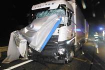 Na silnici I/35 kolem města Hořice se stala dopravní nehoda dvou nákladních automobilů a jedné dodávky.