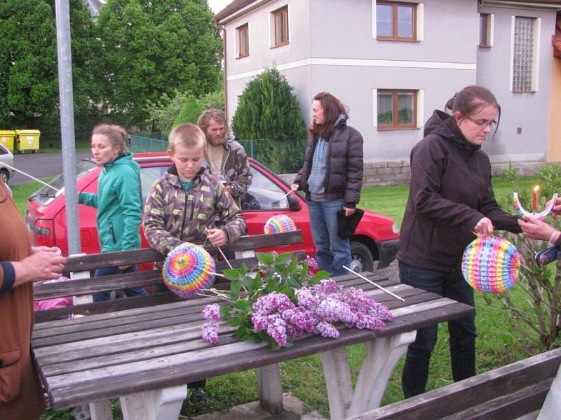 V Ostružně uspořádali již podruhé lampionový průvod.