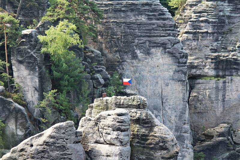 Prachovské skály ročně navštíví přes 300 tisíc lidí. Ne všichni se ale v přírodní rezervaci chovají ukázněně. "Lezou, kam nemají, kouří, zahazují odpadky a do kamene vyrývají milostná psaníčka," říká strážce.