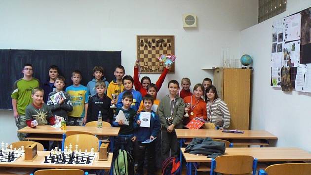 Účastníci turnaje mladších šachistů i se čtyřmi asistenty Járou Flašarem, Dominikem Hlušičkou, Kamilem Šafaříkem a Lukášem Píseckým, kteří obětavě pomáhali při zajištění turnaje.