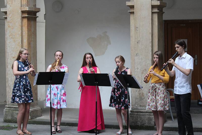 Arkádové náměstí ovládli novopačtí flétnisté. Trio Talia a Flétnium Nová Paka doplnili program festivalu o vážnou hudbu.