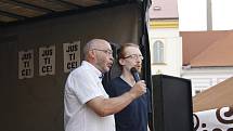 Na demonstraci proti Andreji Babišovi přišlo v Jičíně pět set lidí.