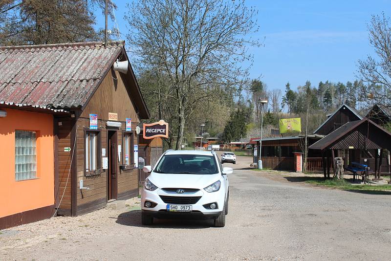 Jinolický autokemp Tomáše Hůly se připravuje na sezonu. Zatím se tu natírá, opravuje a přijímají se objednávky prvních dovolenkářů.