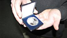 Ze křtu mince vydané na počest Erbena.