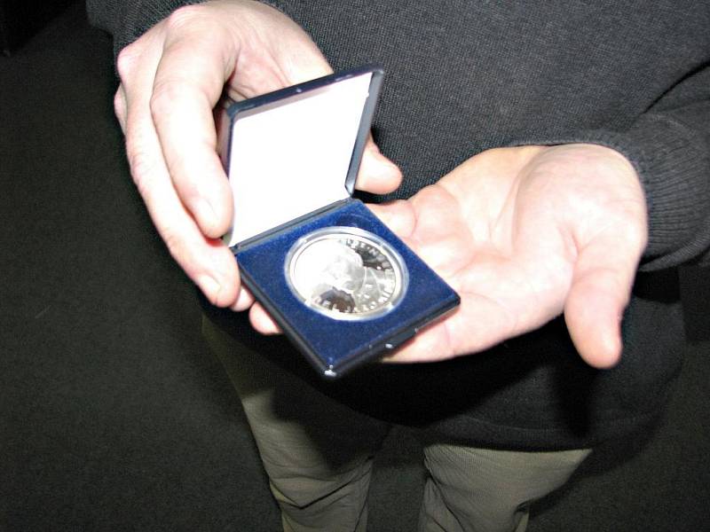 Ze křtu mince vydané na počest Erbena.