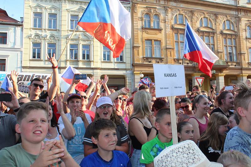 Daniela Polmana, který dokončil extrémní cyklistický závod napříč Amerikou, vítala Nová Paka. Amatérský cyklista se davu poklonil a poděkoval za přízeň fanoušků, která ho hnala do cíle nejtěžšího a nejdelšího závodu světa.