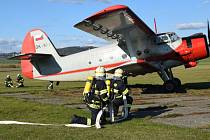Nácvik zásahu integrovaných záchranných složek na vokšickém letišti při simulované letecké havárii.