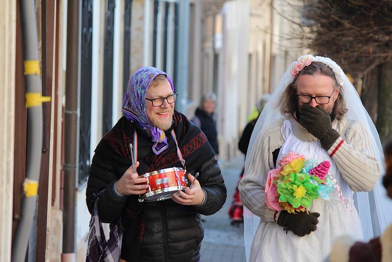 Po covidové pauze se Hořicemi opět prohnal veselý masopustní rej. Nechyběl dobrý truňk, zabijačkové hody, tanec a živá hudba.