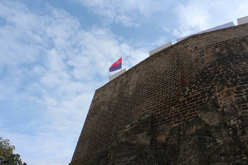 Nově zrevitalizovaný hrad otevřel své brány davům turistů, pro které byl připravený kulturní program, prohlídky, mučírna i nově zpřístupněné přízemí s plastikou hradu, portréty majitelů a vizualizacemi původní podoby Kosti.